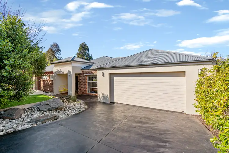 1 Roseberry Avenue, Sunbury VIC 3429