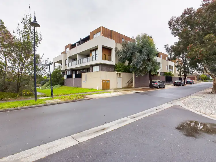 1/2-10 Monckton place, Caroline Springs VIC 3023