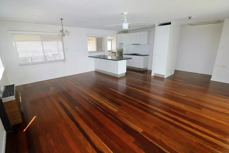 1 Oakes St, Coochiemudlo Island QLD 4184