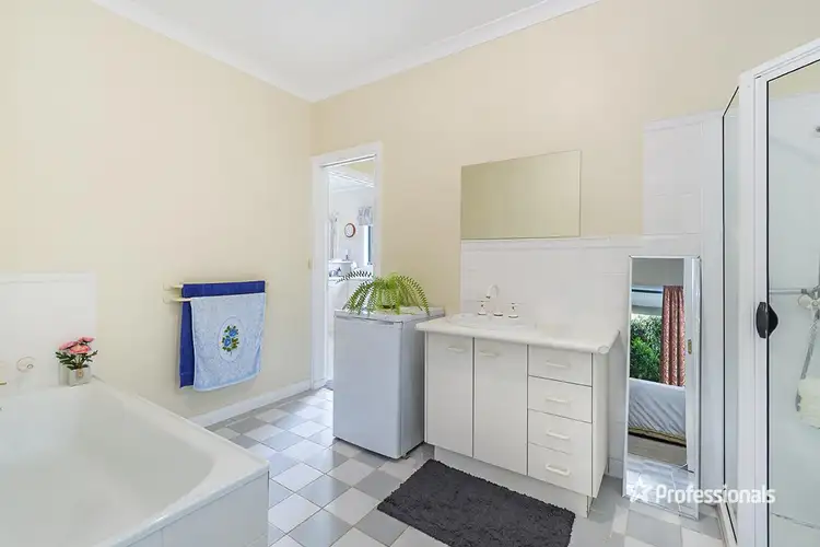 Fifth view of Homely unit listing, 2 Lakeside Court, Hamilton VIC 3300