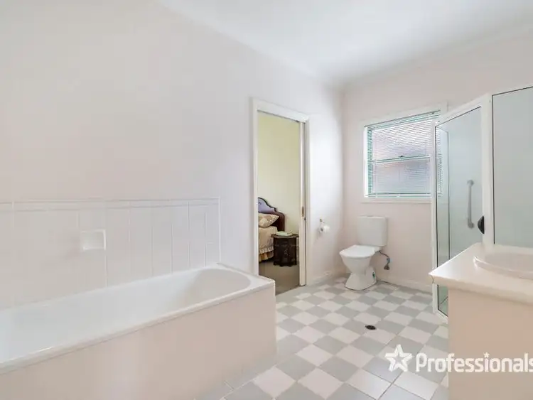 Fifth view of Homely unit listing, 4 Lakeside Court, Hamilton VIC 3300