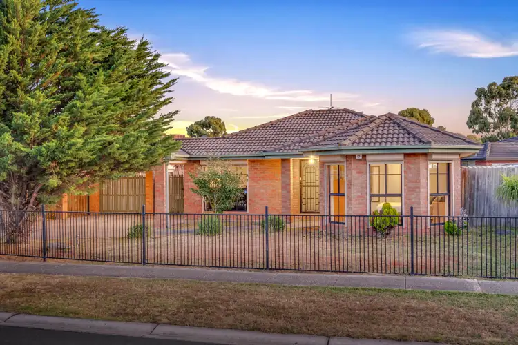 28 Sommeville Drive, Roxburgh Park VIC 3064