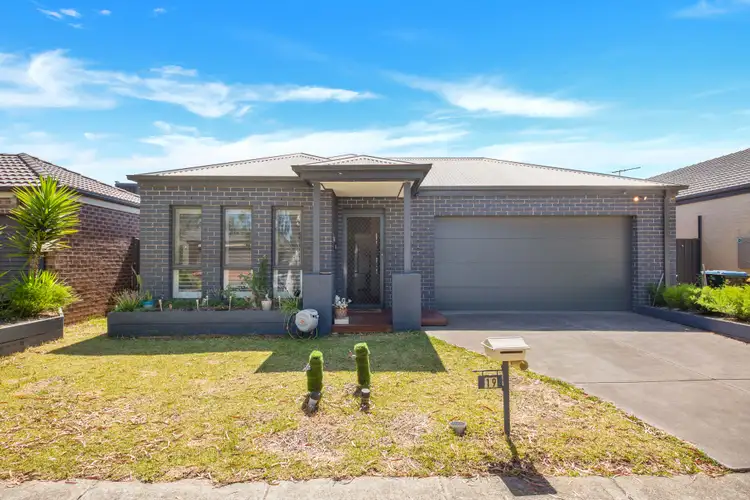 19 Finsbury Crescent, Manor Lakes VIC 3024