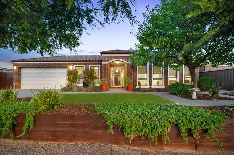 11 Glenmaggie Place, Manor Lakes VIC 3024