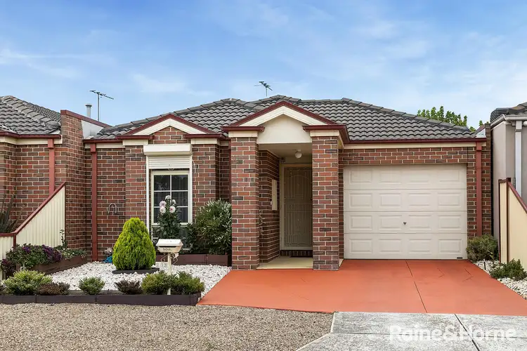 2/13 Jade way, Hillside VIC 3037
