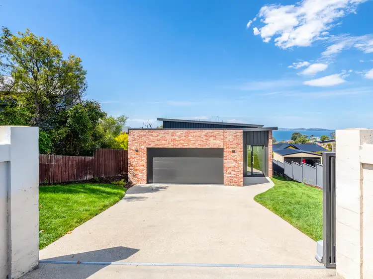 112 Roslyn Avenue, Blackmans Bay TAS 7052