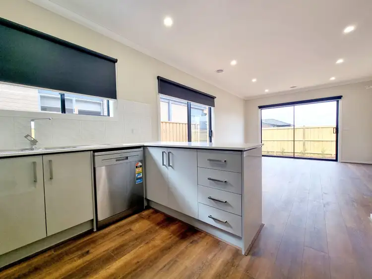 29 Lorikeet Circuit, Rockbank VIC 3335