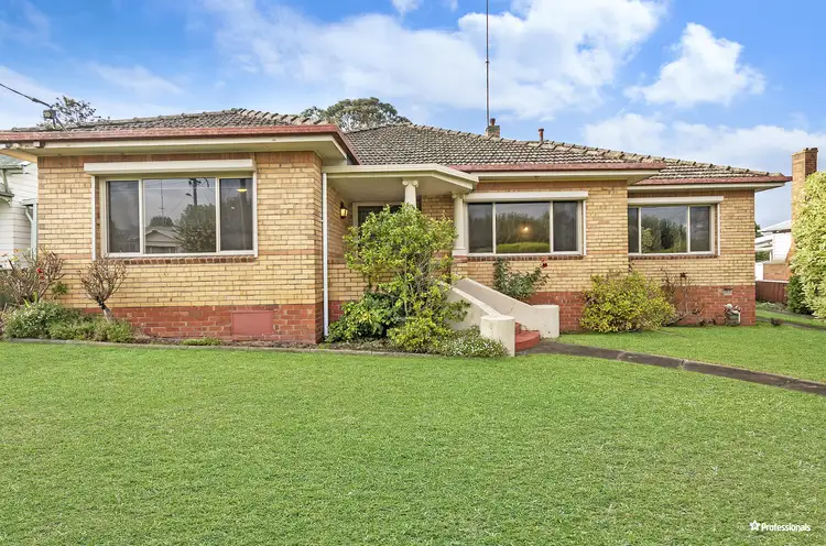 8 Dickens Street, Hamilton VIC 3300