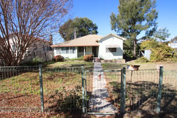 8 Railway Avenue, Tenterfield NSW 2372
