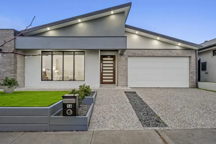 16 Roseneath Way, Mickleham VIC 3064