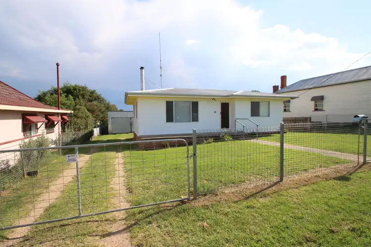 27 Railway Street, Tenterfield NSW 2372