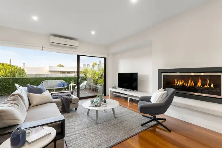 2/61 Derham Street, Port Melbourne VIC 3207