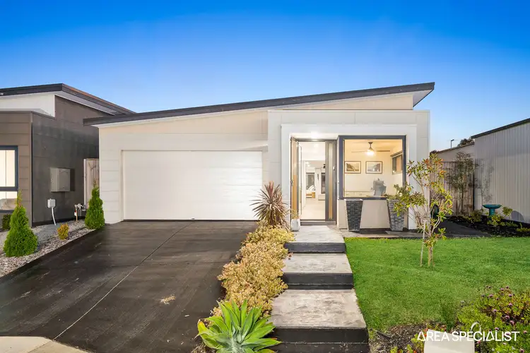 37 Freiberger Grove, Clyde North VIC 3978