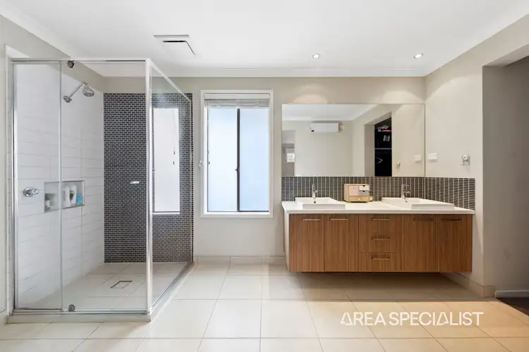 Fifth view of Homely house listing, 8 Casey Court, Pakenham VIC 3810