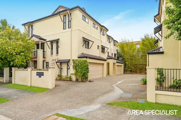 2/2 Tourangeau Crescent, Varsity Lakes QLD 4227