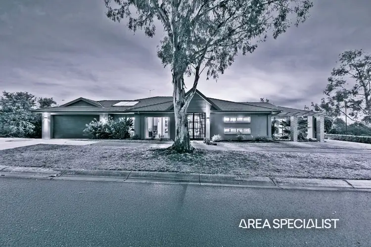 8 Waterside Drive, Pakenham VIC 3810