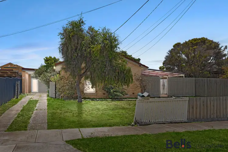 10 McCoubrie Avenue, Sunshine West VIC 3020