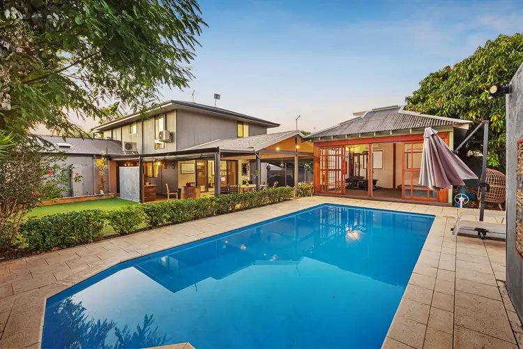 6 Laurel Road