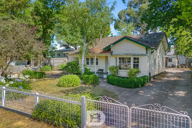 14 Forest Street, Woodend VIC 3442