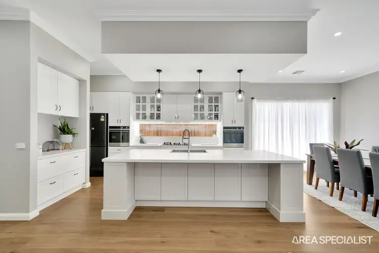 10 Shangrala Road, Thornhill Park VIC 3335