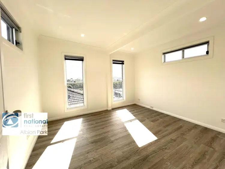 11b Beverley Ave