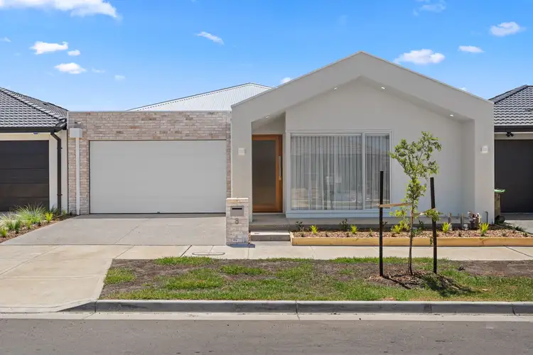 8 Coolangatta Drive, Mickleham VIC 3064