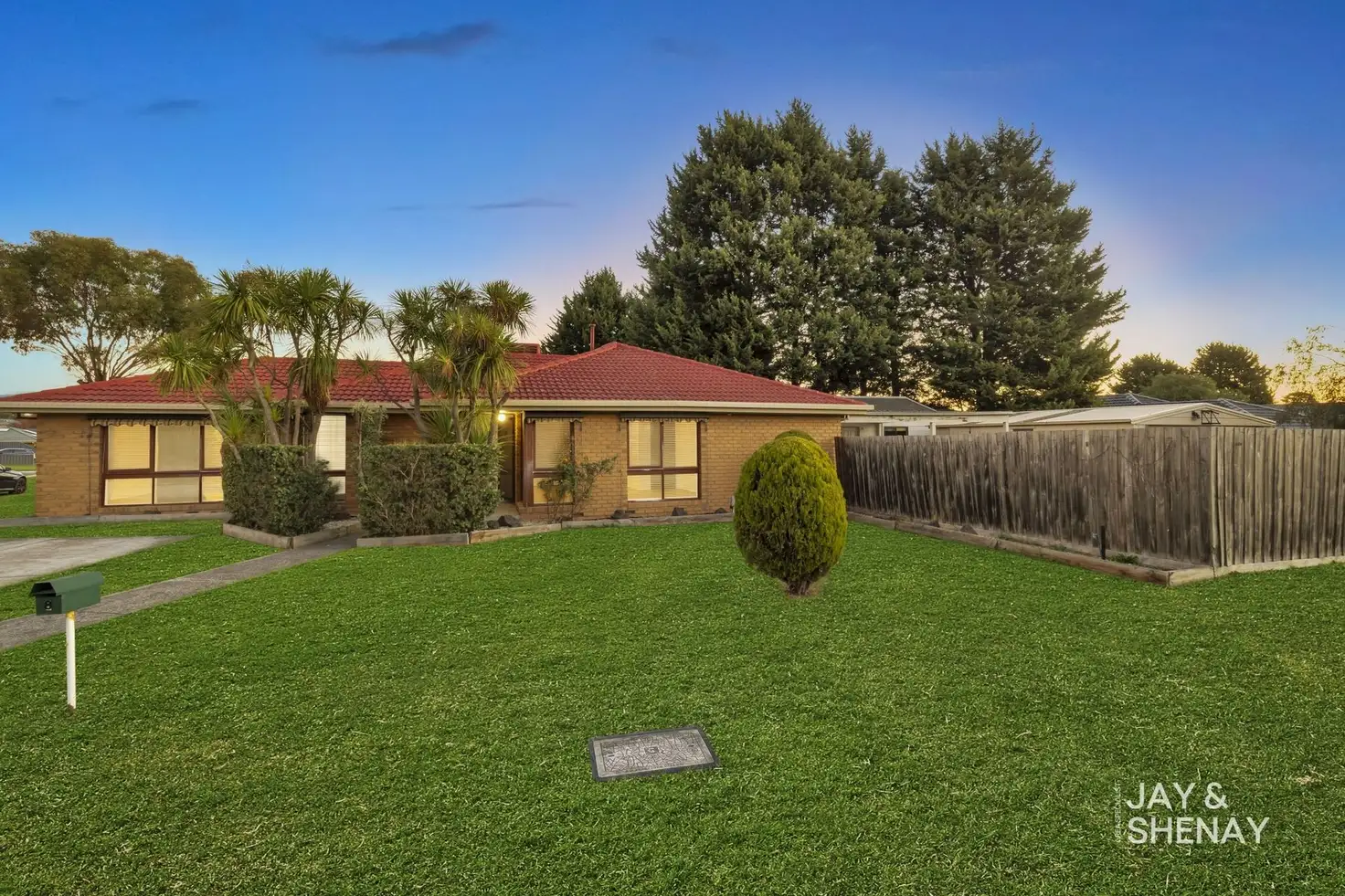 Main view of Homely house listing, 8 Kinloch Gardens, Endeavour Hills VIC 3802