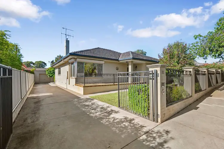 10 Putnam Avenue, Strathdale VIC 3550