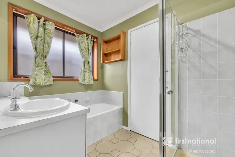 Fifth view of Homely house listing, 2 Kingfisher Court, Werribee VIC 3030