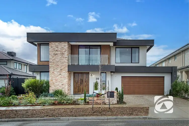 39 Stonefox Circuit, Clyde North VIC 3978
