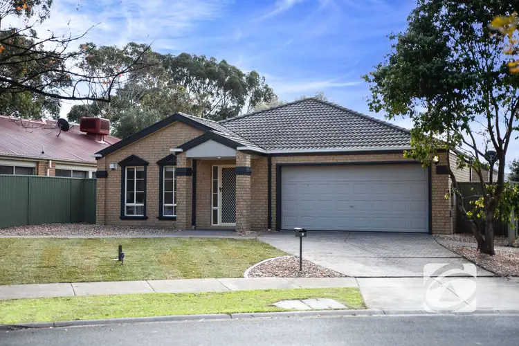 9 Waterside Drive, Cranbourne East VIC 3977