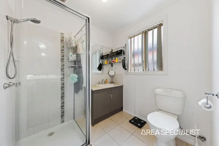 Fifth view of Homely house listing, 10 Samchelle Place, Pakenham VIC 3810