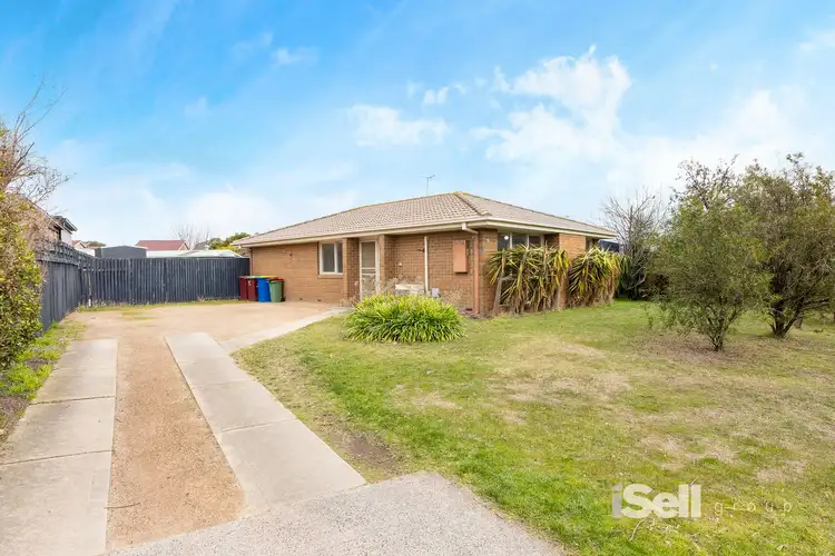 8 Terrence Dr, Cranbourne North VIC 3977