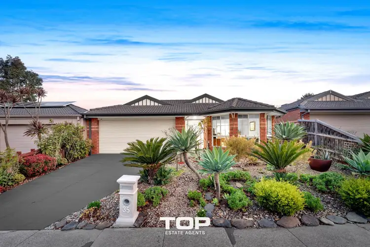 35 Penshurst Way, Cranbourne North VIC 3977