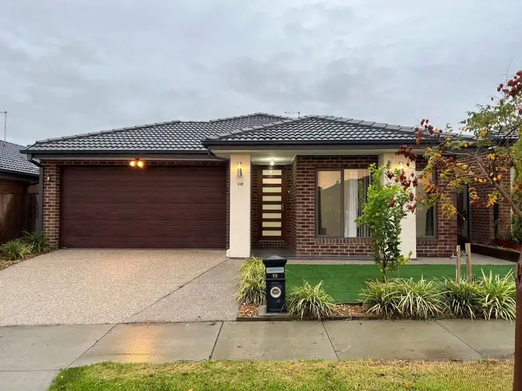 19 Rathberry Circuit, Clyde North VIC 3978