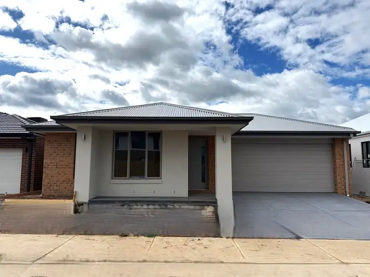 3 Bloom St, Clyde North VIC 3978