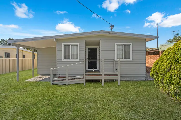 24 Kathleen White Crescent, Killarney Vale NSW 2261