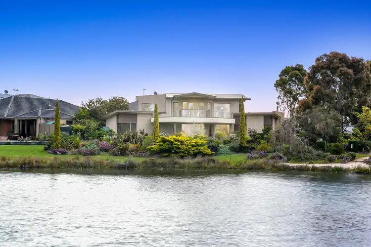 2 Island Point Avenue, Waterways VIC 3195