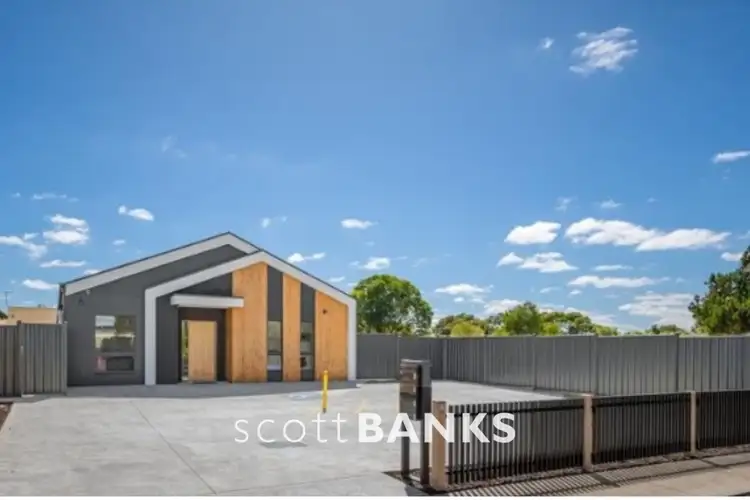 4/11 Raymond Street, Melton South VIC 3338