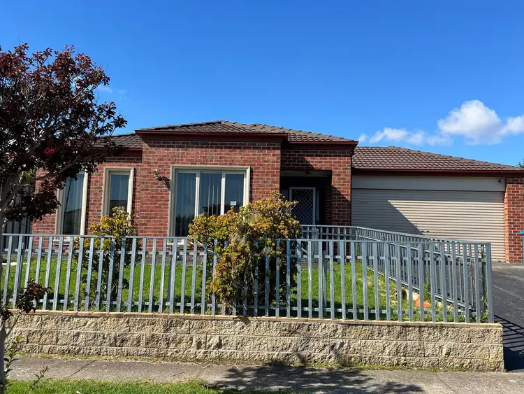 8 Lancashire Drive, Cranbourne North VIC 3977