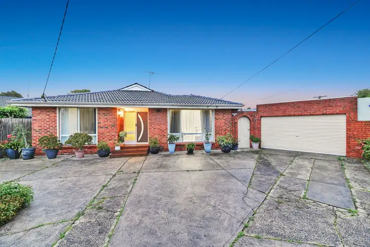 8 Mulgoa Court, Keysborough VIC 3173