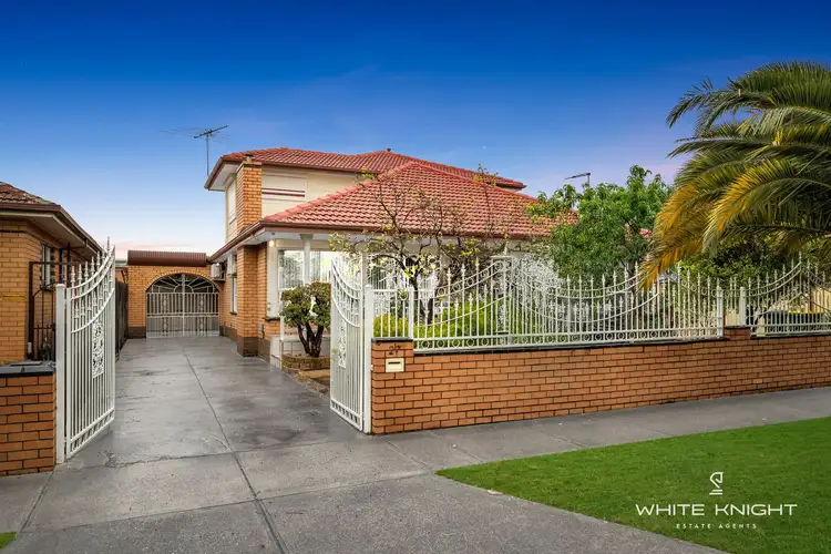 27 Mulhall Drive, St Albans VIC 3021