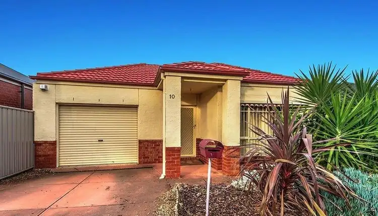 10 Braeside Walk, Caroline Springs VIC 3023