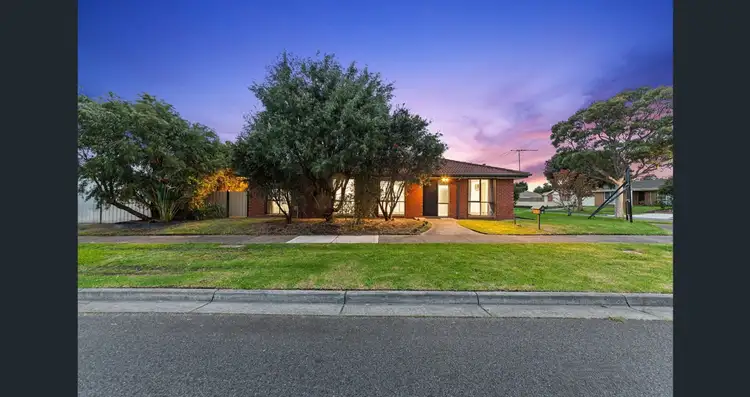 2 Brentwood Drive, Cranbourne North VIC 3977