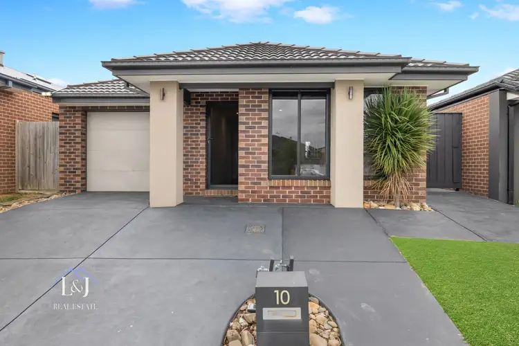 10 LANDRACE WAY, Clyde North VIC 3978