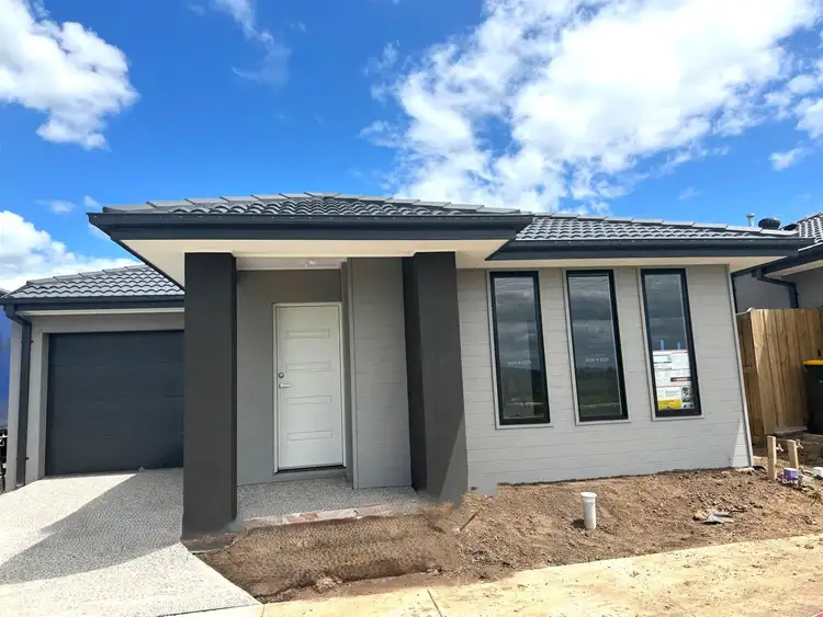 82 Clara Dr, Clyde North VIC 3978