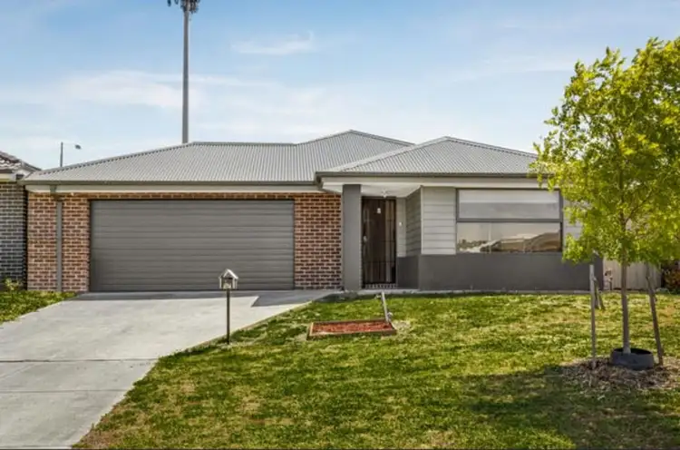 25 SAPPHIRE CRESCENT, Pakenham VIC 3810