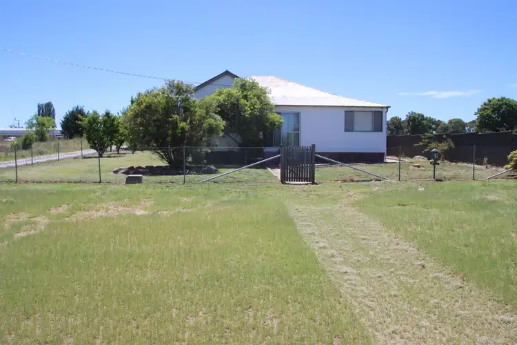 8 Erindee Avenue, Tenterfield NSW 2372