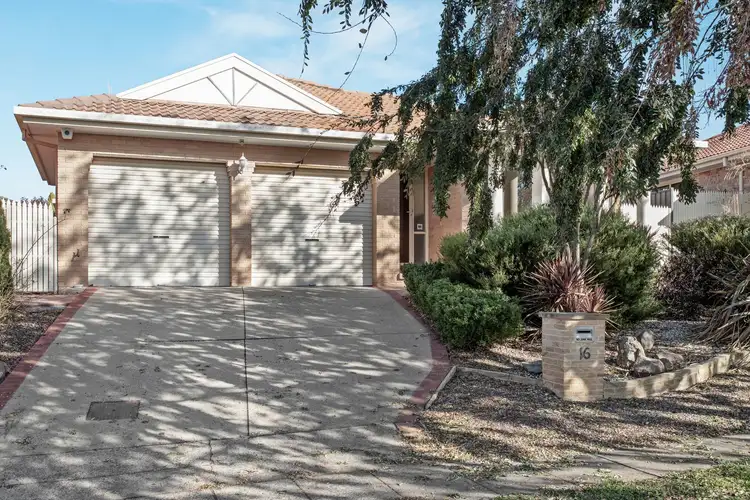 16 Bendora Crescent