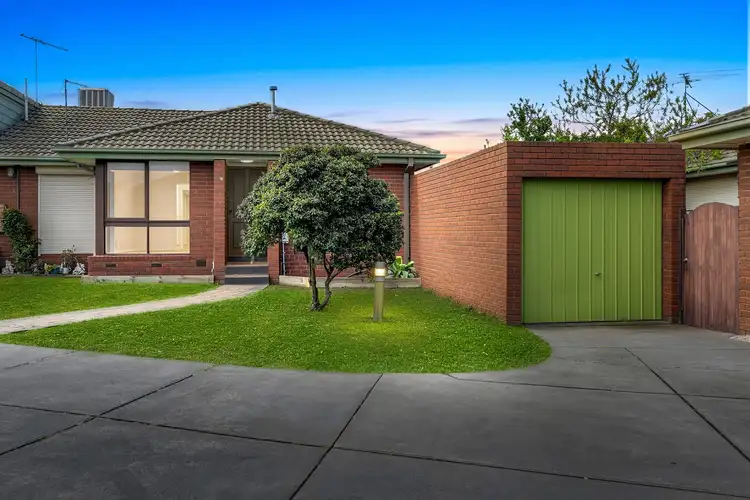 8 Symon Crescent